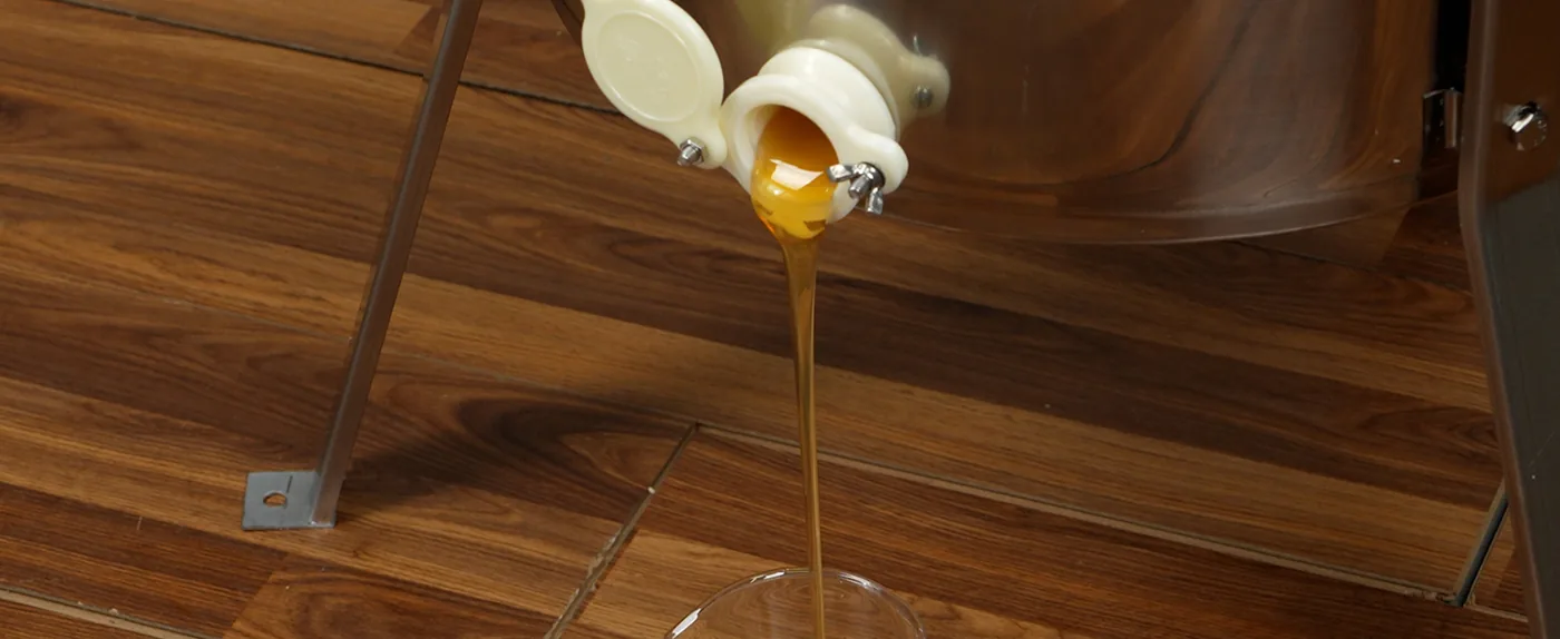 VEVOR Manual Honey Extractor 2/4 Frames 15 inch Extract