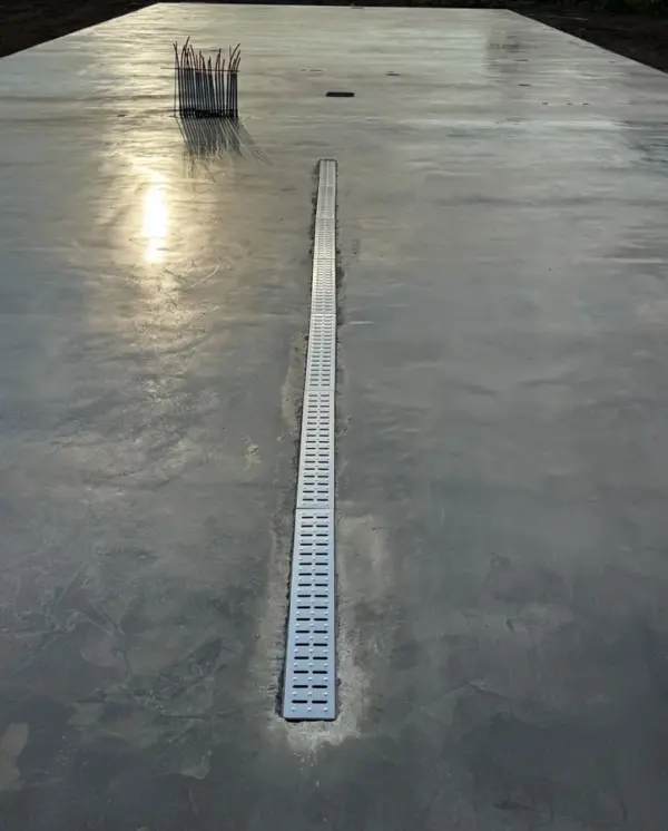 Customer photo 2 of <span class="sdh-h1" data-short="VEVOR Trench Drain System 3 Pcs Stainless steel 100 x 100 mm">VEVOR Trench Drain System, Channel Drain with Metal Grate, 5.9×5.1-Inch HDPE Drainage Trench, Black Plastic Garage Floor Drain, 3×39 Trench Drain Grate, with 3 End Caps, for Garden, Driveway-3 Pack</span>