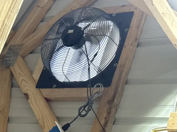 Customer photo 4 of <span class="sdh-h1" data-short="VEVOR 10 inch Shutter Exhaust Fan 874 CFM Wall Mount">VEVOR 10 Inch Shutter Exhaust Fan Wall Mounted 874 CFM Automatic Louvers, Sturdy Steel Housing, Low Noise, AC Motor, Ventilation and Cooling for Attic, Garage, Barn, Greenhouse, Workshop, Silver</span>