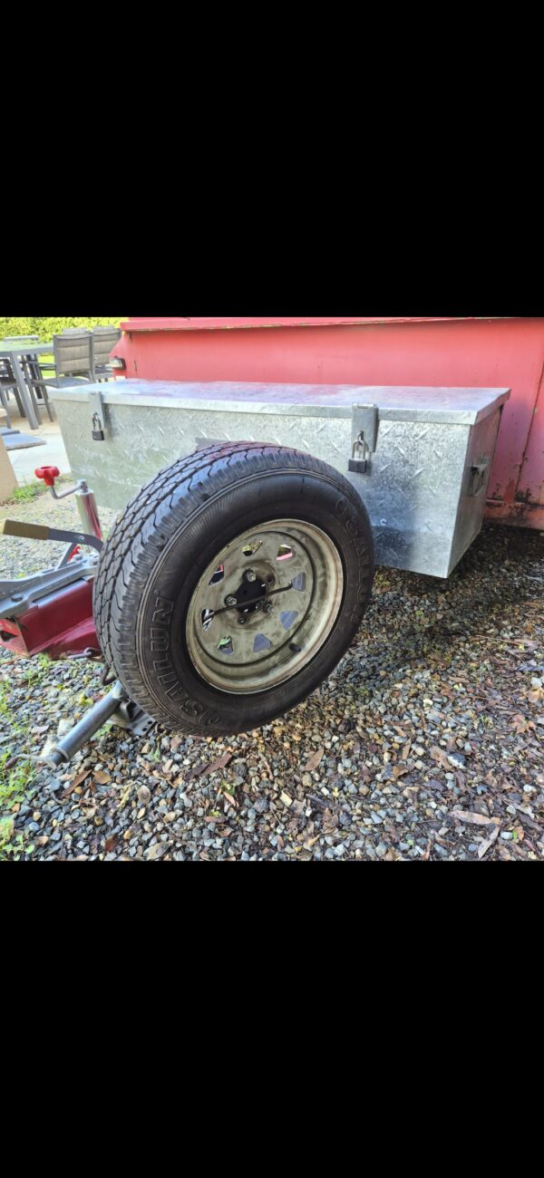 Customer photo 2 of <span class="sdh-h1" data-short="VEVOR U-Bolt Spare Tire Carrier 160 LBS with Lock">VEVOR Spare Tire Carrier, U-Bolt Zinc Plated Spare Tire Mount Bracket Side Mount with Lock, 160 lbs Capacity, 4 & 5 Lugs Wheels on 4″, 4.5″, 5″ Bolt Patterns, for Trailer Tongue, Marine Trailer</span>