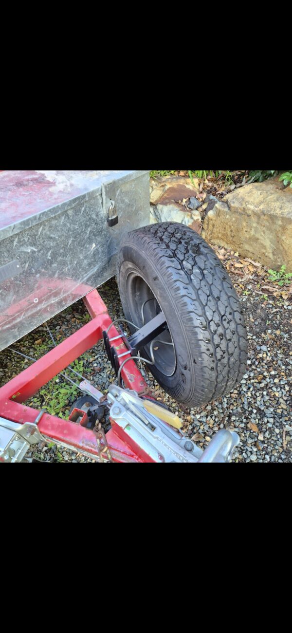 Customer photo 3 of <span class="sdh-h1" data-short="VEVOR U-Bolt Spare Tire Carrier 160 LBS with Lock">VEVOR Spare Tire Carrier, U-Bolt Zinc Plated Spare Tire Mount Bracket Side Mount with Lock, 160 lbs Capacity, 4 & 5 Lugs Wheels on 4″, 4.5″, 5″ Bolt Patterns, for Trailer Tongue, Marine Trailer</span>