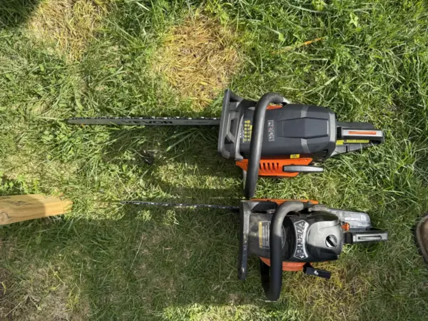Customer photo 2 of <span class="sdh-h1" data-short="VEVOR 52CC 18 in Gas Chainsaw 2.55 HP Gasoline Powered">VEVOR Gas Chainsaw, 52CC 18″ 2.55HP, Gasoline Powered Chain Saw, Handheld Cordless Petrol Chainsaws for Tree Wood Branch Cutting, Tree Trimming, Land Clearing, Farm Garden Ranch Forest Cutting Use</span>