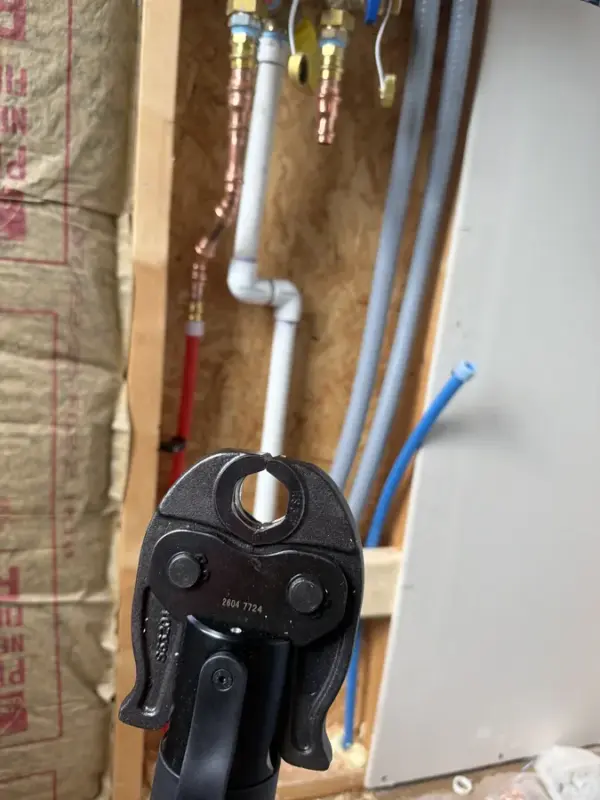 Customer photo 1 of <span class="sdh-h1" data-short="VEVOR Press Tool Straight Type & 6 VUS Jaws">VEVOR Press Tool, 18V Electric Pipe Crimping Tool for 1/2”, 3/4”, 1”, 1 1/4″, 1 1/2″, 2″ Copper Pipes, 32KN Press Tool Kit Compatible with ProPress – with Brushless Motor, 6 VUS Jaws, 2pcs 4AH Battery</span>