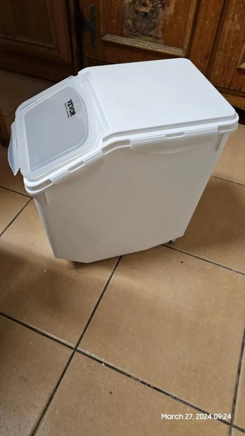 Customer photo 3 of <span class="sdh-h1" data-short="VEVOR Ingredient Storage Bin 2 pcs 15L*2">VEVOR Ingredient Storage Bin, 2 x 15L Dispenser Bin with 2 Measuring Cups, Attachable Casters and Airtight Lid, 2 Pcs/Set Dog Pet Food Storage Container, PP Material Kitchen Rice Cereal Flour Bin</span>