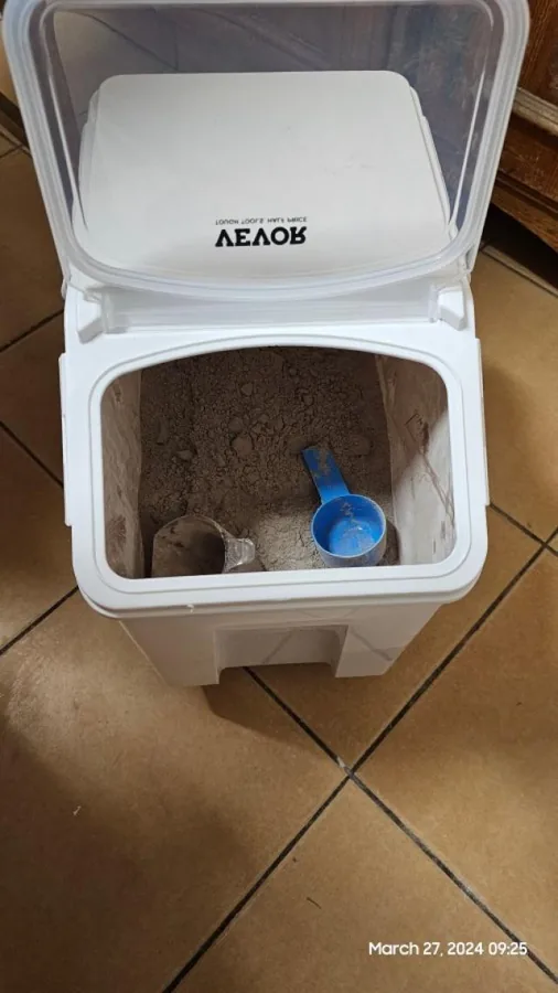 Customer photo 4 of <span class="sdh-h1" data-short="VEVOR Ingredient Storage Bin 2 pcs 15L*2">VEVOR Ingredient Storage Bin, 2 x 15L Dispenser Bin with 2 Measuring Cups, Attachable Casters and Airtight Lid, 2 Pcs/Set Dog Pet Food Storage Container, PP Material Kitchen Rice Cereal Flour Bin</span>